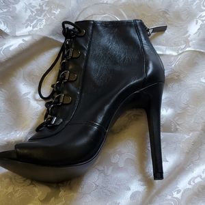 NWOT Guess heels 5